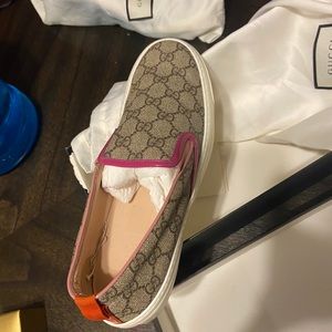 AUTHENTIC GUCCI SLIDE ONS SIZE 40